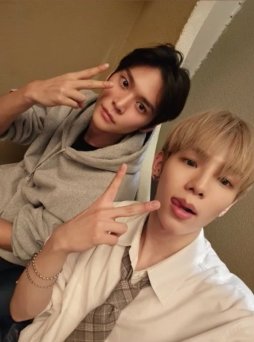 RIIZE_NEWS's tweet photo. [231127] Shotaro Weverse Moment

#SHOTARO #쇼타로 
#EUNSEOK #은석 

#RIIZE #라이즈 @RIIZE_official https://t.co/HiBw32oAgT