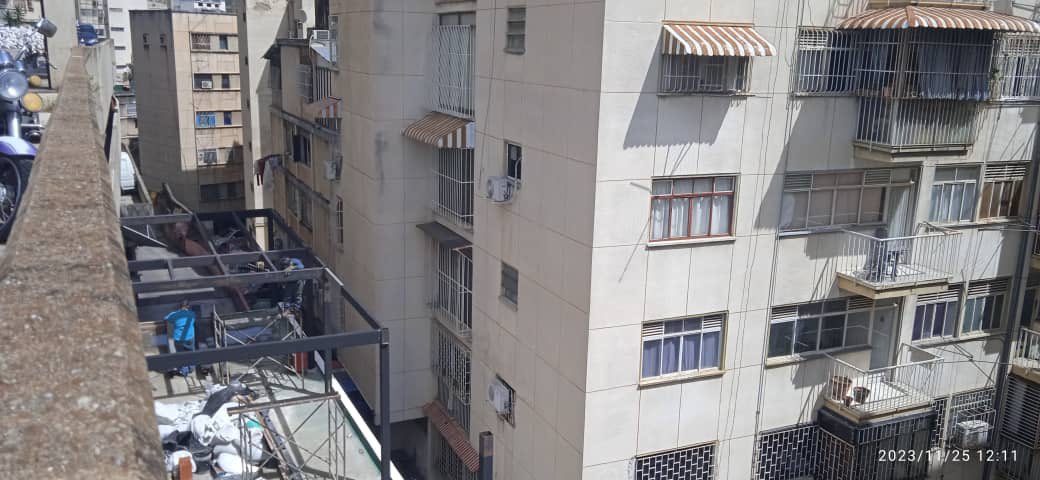 CBMactiva's tweet image. 26/11/23 Vecinos de Colinas de Bello Monte denuncian construcción irregular en el Centro Comercial Polo 
La @AlcaldiaBaruta no da respuesta o explicación a los vecinos, violentando retiros y tapando visibilidad de apartamentos
📍 calle Chama con calle Garcilazo.