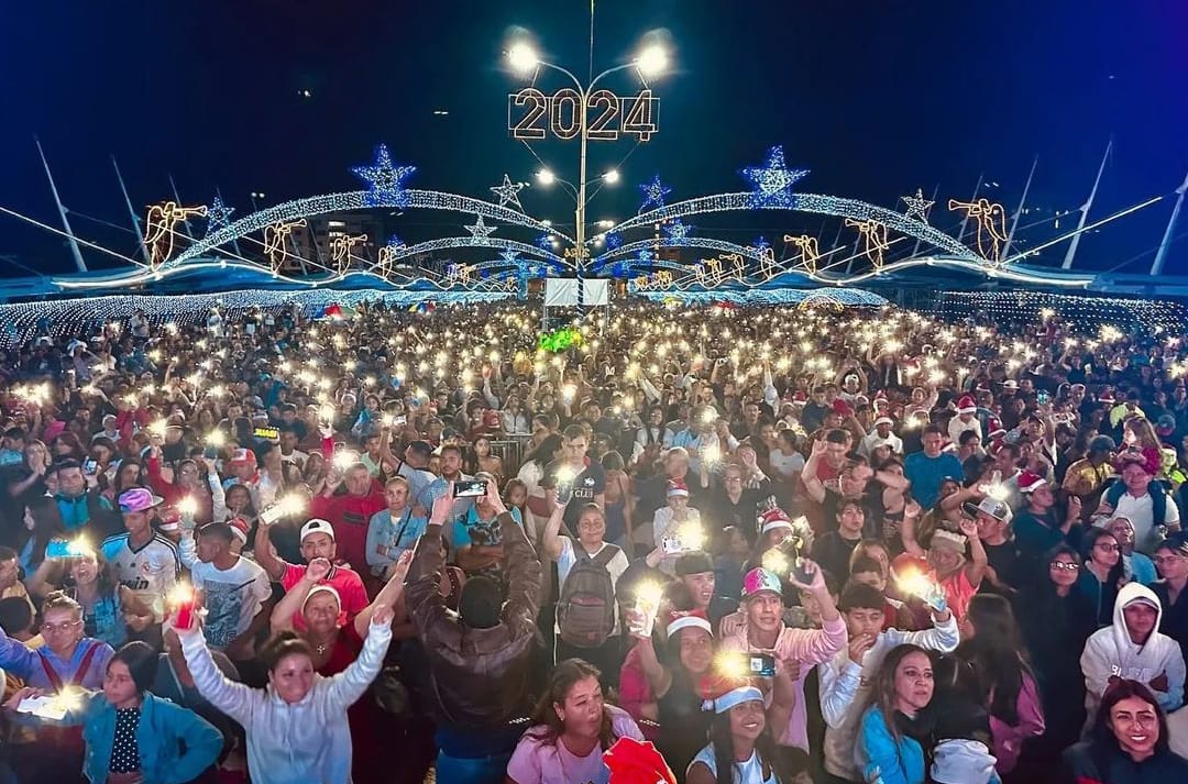 _Miles de merideños acudieron a la invitación_ *Alcalde Jesús Araque realizó encendido de la Navidad en Viaducto Campo Elías*