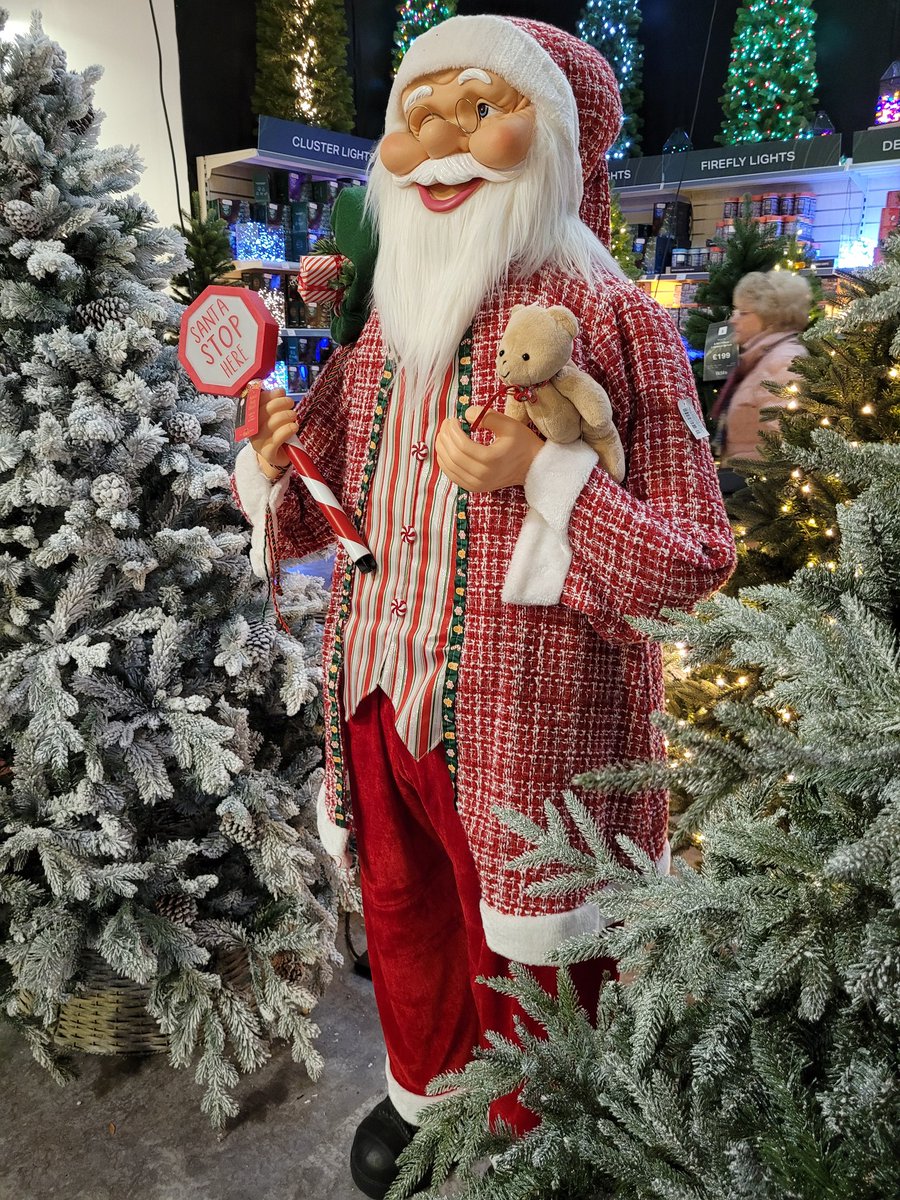 BexHeadTeacher's tweet photo. That's my garden all sorted (bottom left)...hard work, but I kinda like it...phew๐๐คฃ
Thanks for the ideas ๐๐ had a lovely womble around there๐ฅฐ๐ #WebbsofWychbold
#Christmas
#FestiveSeason
@Gaiinz
@ed_objective
@ReallyschoolK
@Beth_Tastic
@mattfoster2010 https://t.co/LIJMCHxGNj