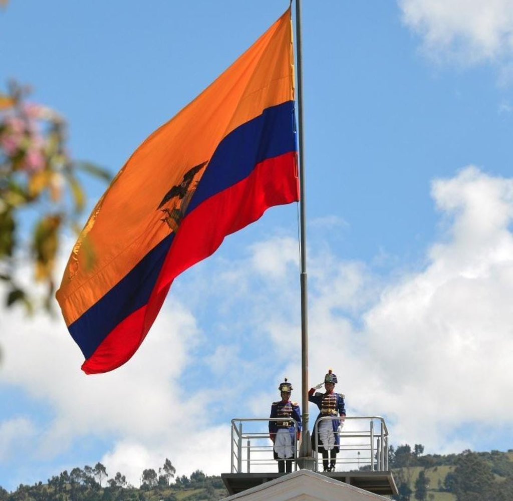 superbancosEC's tweet photo. #DíaDelHimnoNacional |  Símbolo de nuestra identidad. #Hoy 26 de noviembre, recordamos que el Himno Nacional del #Ecuador, con sus notas llenas de patriotismo y fervor, nos une y nos llena de orgullo, recordándonos la grandeza y la fuerza del Ecuador.
#SalveOhPatria https://t.co/FODJZiAWlD