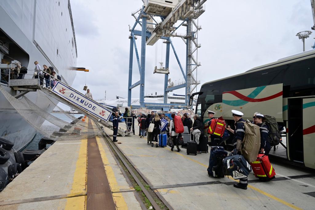 #ProcheOrient | capacités et compétences : 

Des soignants de <a href="/Sante_Gouv/">Ministère de la Santé</a>, <a href="/SecCivileFrance/">Sécurité Civile</a> et <a href="/santearmees/">SantéArmées</a> et du fret humanitaire <a href="/CdCMAE/">Centre de Crise et de Soutien</a> ont embarqué à 🇨🇾 à bord du PHA Dixmude qui atteindra les côtes 🇪🇬 dans les prochains jours.