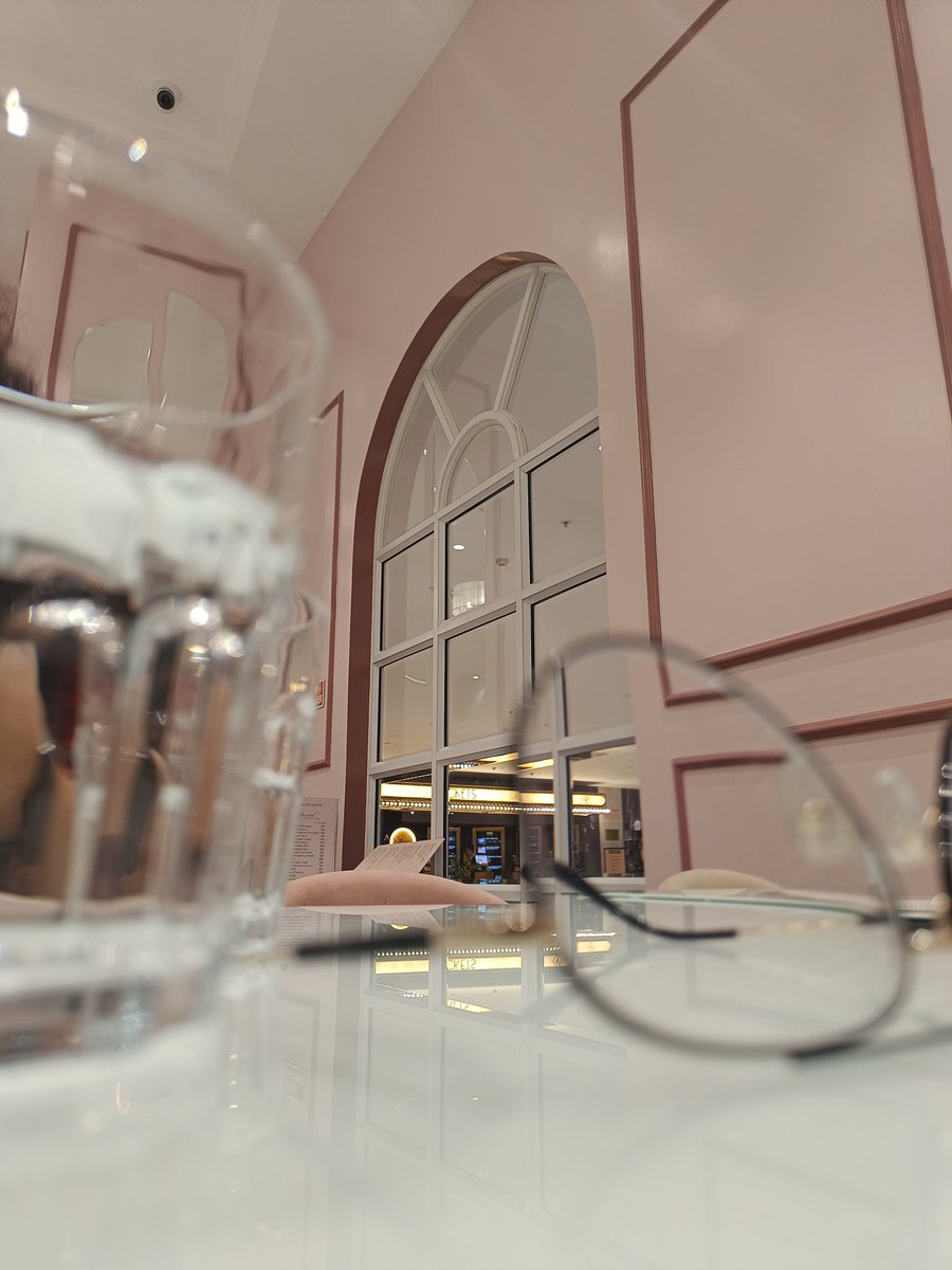 smuiux's tweet image. At #ZedTheBaker (my first time here) &amp;amp; wondering, what is this color palette? Pink?🤔

Anyway, great food btw. The &quot;Chicken &amp;amp; Leek Quicke&quot; was 🤌🏼.

Nice touch on the Menu&apos;s Bottom Section indicating the meaning of the symbols 😊.

#sundayvibes #designerthoughts