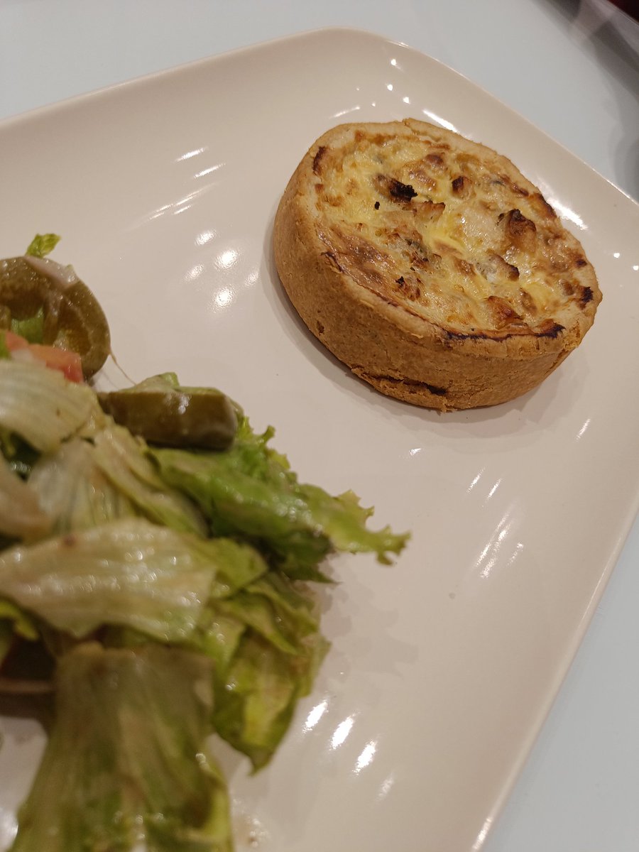 smuiux's tweet image. At #ZedTheBaker (my first time here) &amp;amp; wondering, what is this color palette? Pink?🤔

Anyway, great food btw. The &quot;Chicken &amp;amp; Leek Quicke&quot; was 🤌🏼.

Nice touch on the Menu&apos;s Bottom Section indicating the meaning of the symbols 😊.

#sundayvibes #designerthoughts