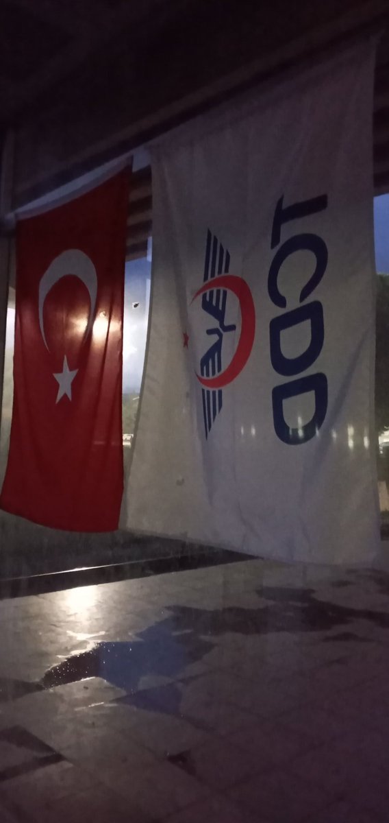 Adnan Menderes havaalanı  tren yolcuları karanlıkta buz gibi havada bekliyoruz klima var ama elektrikte yok görevliye yok... hayırlı anlamadığım bu kadar yolcu indi bindi olan yerde nasıl terkedilmiş istasyon  eskiden her garda soba bile yanardı <a href="/TCDDTasimacilik/">TCDD Taşımacılık</a> <a href="/TCDDemiryollari/">TCDD-Türkiye Cumhuriyeti Devlet Demiryolları 🇹🇷</a>
