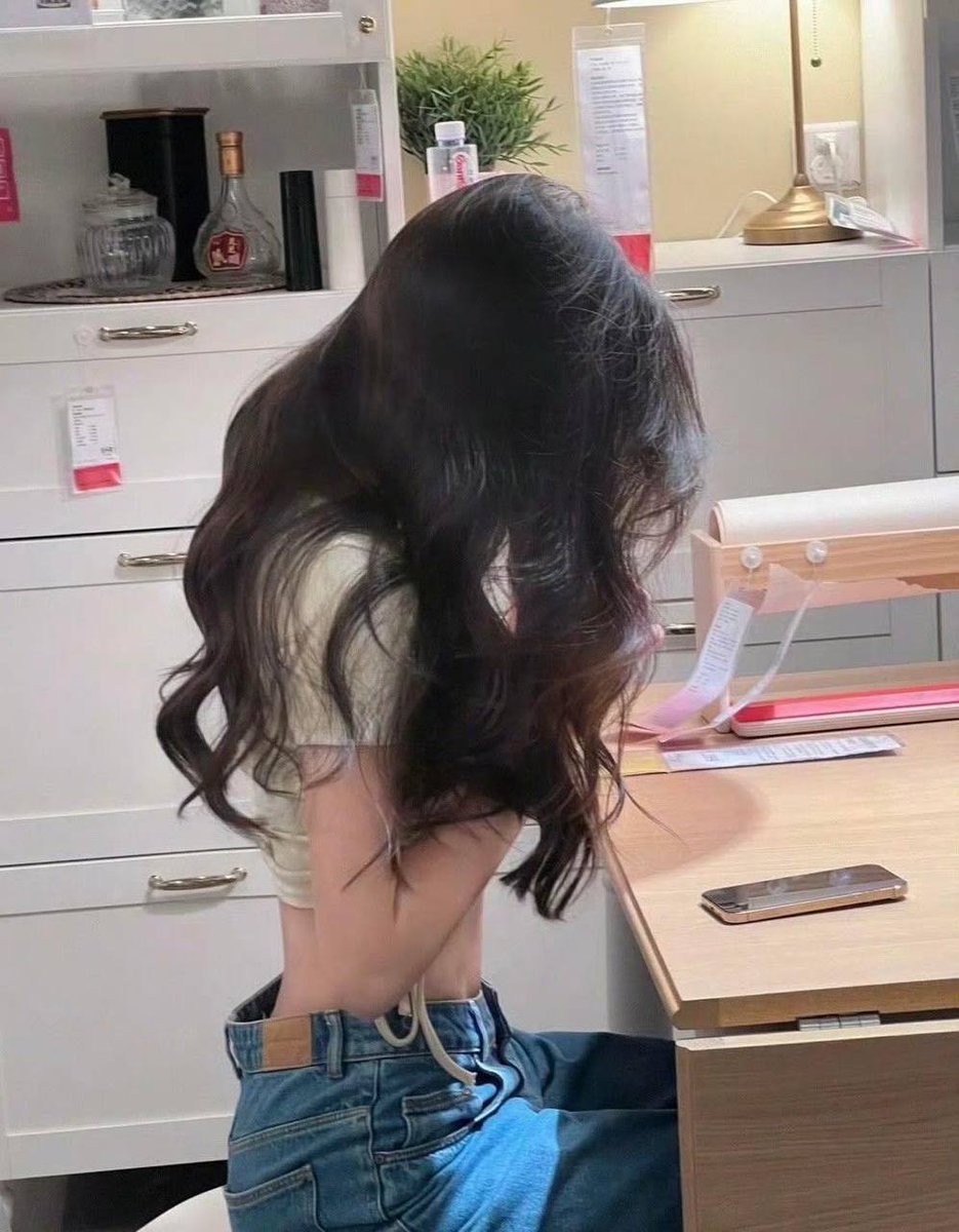 Top sexiness comes from hair and waist-to-hip ratio 📷