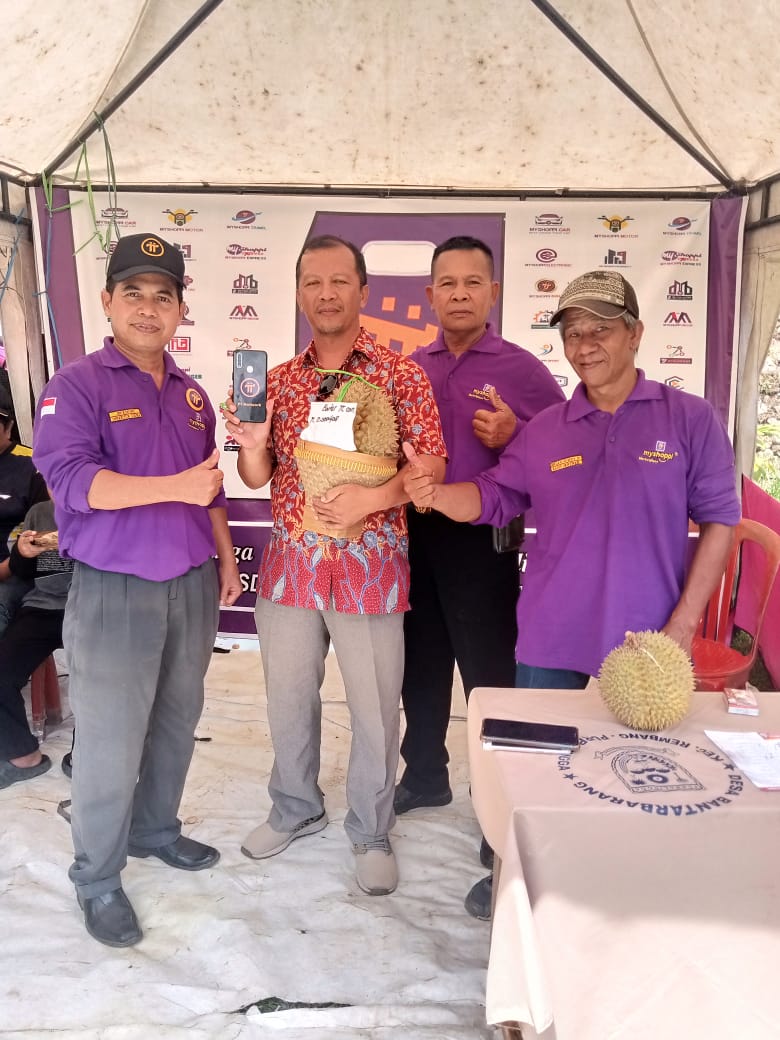 taofik_bule99's tweet photo. Festival Durian Purbalingga. Indonesia.
Minggu. 26 November 2023.
Pengunjung stand @myshoppi yg tertarik dg penambangan koin Pi Network, mendapat hadiah durian.
Dan ada barter durian utk Pioneers lama yg sdh migrasi koinnya.
#incip-incip 😀
@PiCoreTeam https://t.co/5jj6bUgJmt
