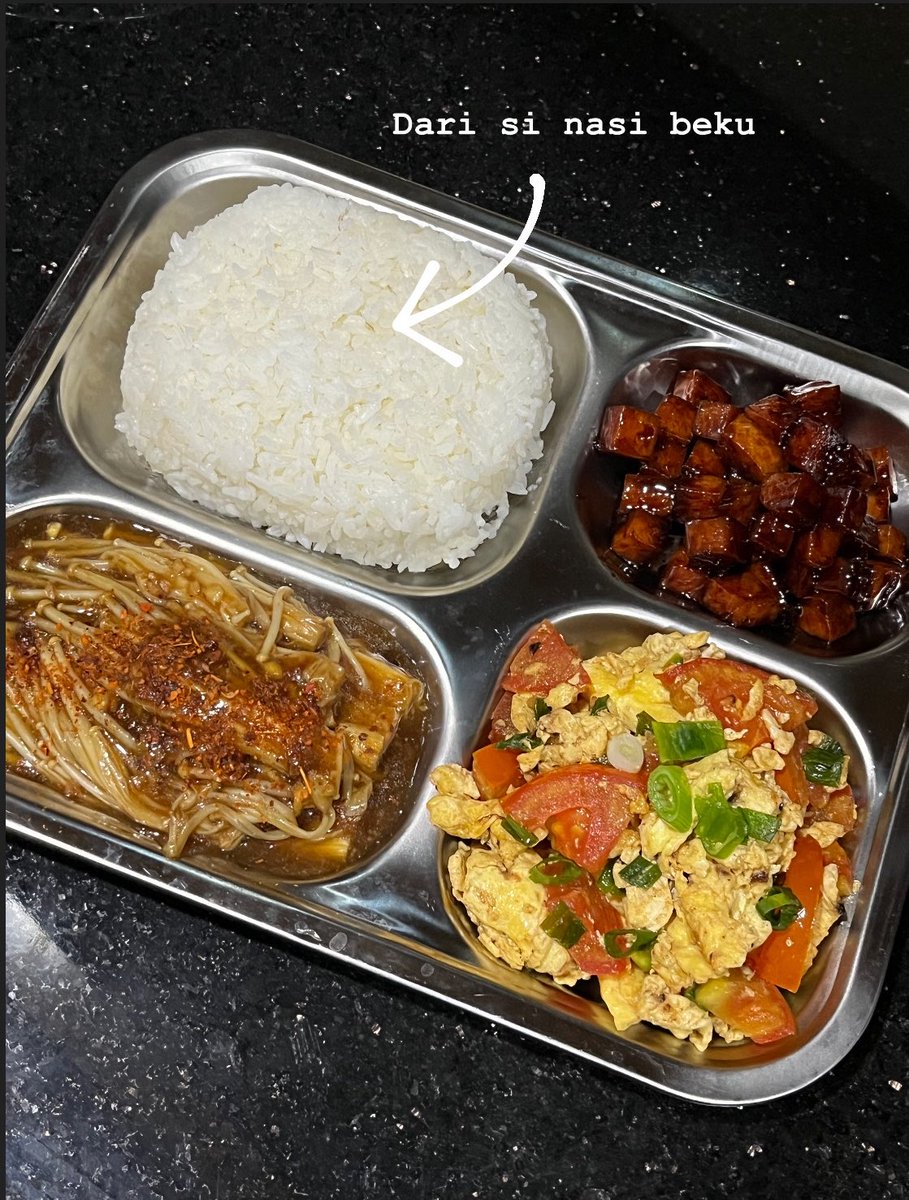 Tutorial bikin nasi beku dan cara reheatnya biar nasinya ga kering👍

Jadi…krn byk yg nanya soal nasi bekunya, dibikinin thread terpisah di sini ya 😭👍