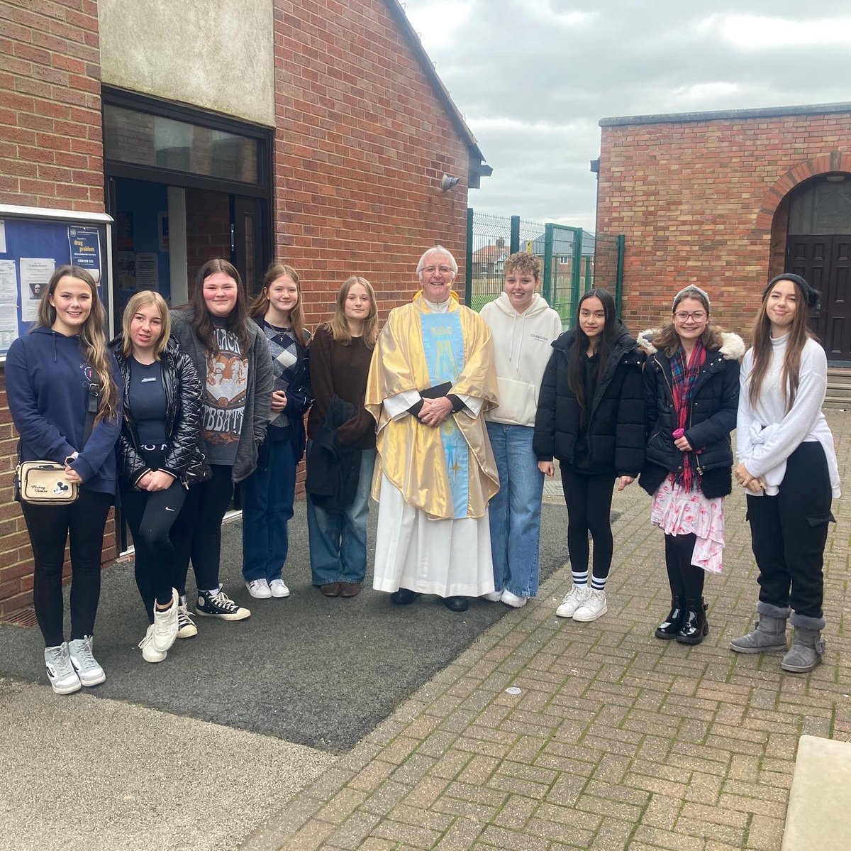 CACHSChaplaincy's tweet photo. Happy Youth Sunday!!! Here are some of our pupils with Fr. Alf after the 10am Mass at @WulstanEdmund this morning. The video of is of our Wednesday Worship group, who meet before school to praise Jesus in this way. They sang beautifully at Mass today for the parishioners! https://t.co/k8blttMMQe