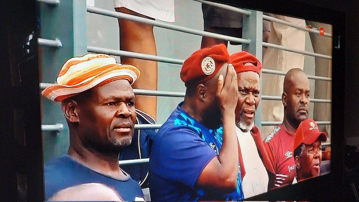 Gwabane's tweet photo. #DStvPrem uyayiva ke ngoku
#KaizerChiefs ✌️✌️✌️ https://t.co/EI76dgkaAK
