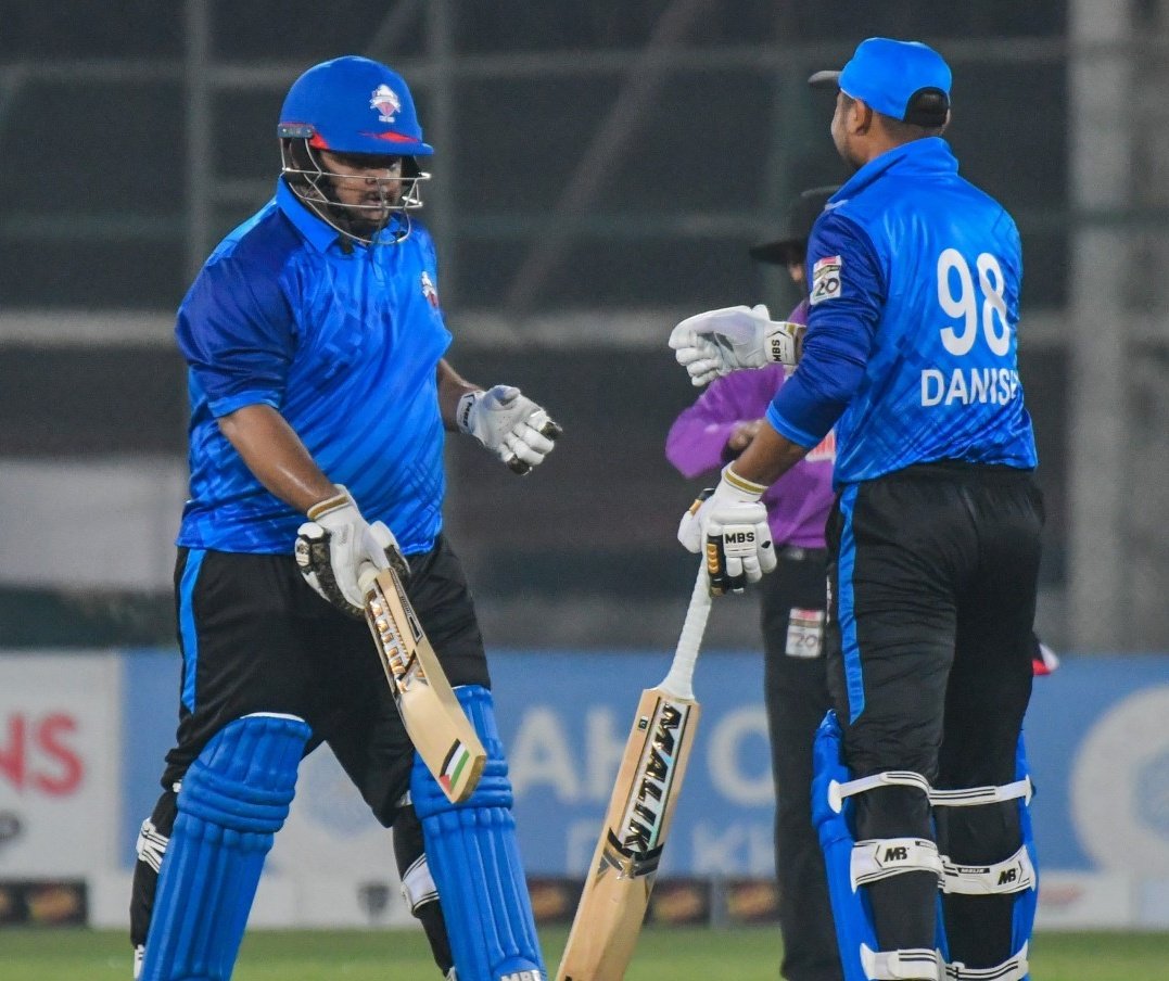 _FaridKhan's tweet photo. Explosive batter Azam Khan has been fined 50% of his match fees for using #Palestine flag on his bat in the National T20 Cup match against Lahore Blues. He has been warned of suspension in case he continues to use the sticker 🇵🇸👀 

- via Shahzaib Ali #NationalT20 https://t.co/tUl6lgPyDw