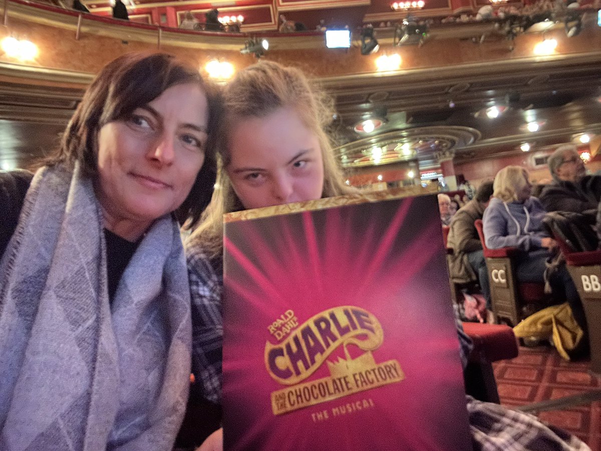 @LeonieSpilsbury Alice @makatonyou currently watching you in @CharlieChoc_UK @LiverpoolEmpire and loving that you are signing #inclusion #itmatters