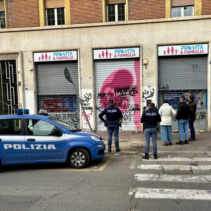 jacopocoghe's tweet photo. TROVATO MARCHINGEGNO ESPLOSIVO NELLA SEDE DI PRO VITA

Oggi, nel recarci presso la nostra sede di @ProVitaFamiglia dopo i violenti e criminali attacchi transfemministi di ieri durantela manifestazione contro la violenza sulle donne di #nonunadimeno , abbiamo rinvenuto un piccolo ordigno esplosivo dentro i nostri uffici, fortunatamente non entrato in funzione. 

Siamo sconvolti da questo vero e proprio atto terroristico, volto a intimidirci. 

Quanto accaduto tra ieri e oggi dimostra letteralmente l’ipocrisia dei movimenti femministi e transfemministi che hanno sfruttato i recenti fatti di cronaca per portare avanti un’azione intimidatoria contro la nostra onlus. 

Una violenza ancor più ingiustificata vista l’attività della nostra associazione: la tutela della vita dal concepimento alla morte naturale, la promozione della famiglia e la tutela della libertà educativa dei genitori. 

Ringraziamo le Forze dell’Ordine che sono prontamente accorse sul luogo mettendo in sicurezza la sede. 

Ancora più di ieri ci aspettiamo dal sindaco Roberto Gualtieri e dal segretario del Pd Elly Schlein, che hanno partecipato alla manifestazione contro la violenza sulle donne, di prendere le distanze e condannare questi atti violenti e criminali. 

Li invitiamo a venire a trovarci e a vedere con i loro occhi la furia ideologica che, incurante della presenza della polizia, ha prodotto danni ingenti e solo per caso non ha trovato i nostri collaboratori presenti all’interno, che altrimenti sarebbe stati in serio pericolo. 

Quanto successo è un attacco non solo a noi ma alla libertà di pensiero e alla democrazia stessa, per questo rimanere in silenzio e non condannare il gesto significherebbe essere complici e avallare i gesti di questi criminali.