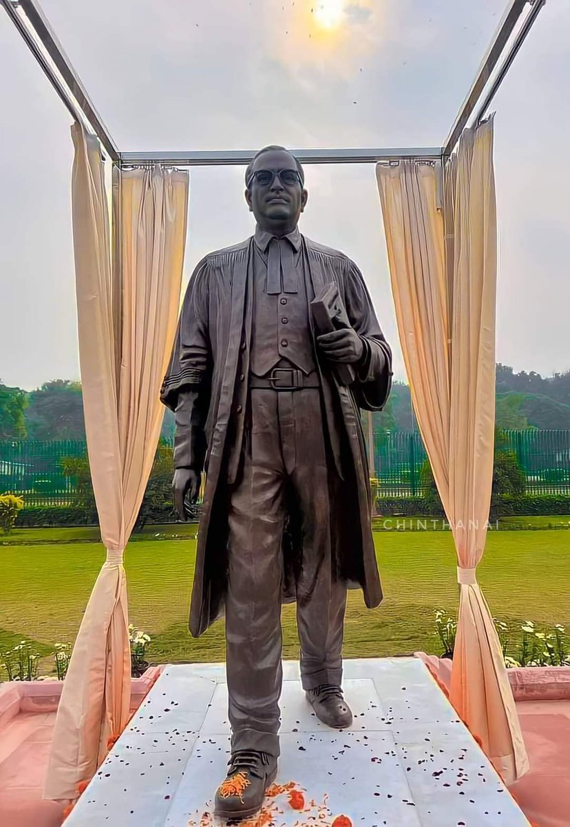The Statue of first law minister was installed in the SUPREME COURT today....💙💙

Baap😍❤️