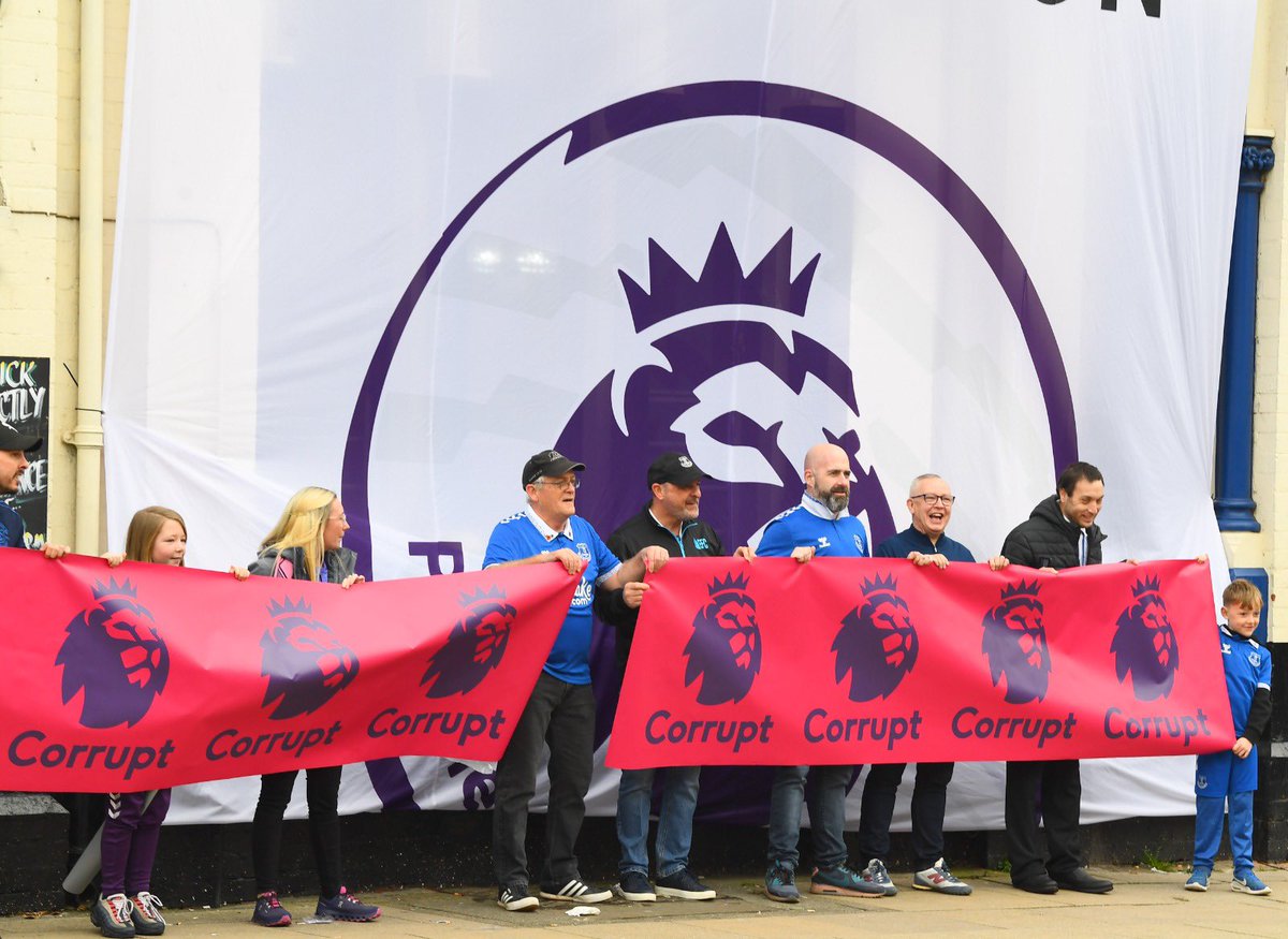 Incredible scenes out on County Road, which has had to be closed to traffic due to Everton supporters campaigning against the 10 point deduction handed to the club 

📸 <a href="/andyteebaypics/">Andy Teebay</a> 

Updates from the protests at Goodison 👇
liverpoolecho.co.uk/sport/football…