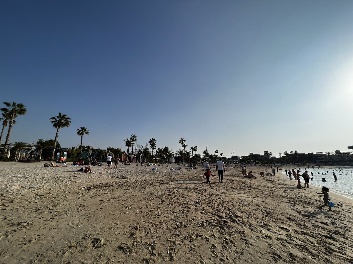 🇦🇪 | Mis dos últimos días por #Dubái han sido de slowtourism. Un poquito de relax que ha incluido:

➡️ Probar la gastronomía afgana 🇦🇫 en Deira.
➡️ De ‘brunch’ por Marina (han caído algunos bloody mary’s)
➡️ Un último baño en el Golfo Pérsico en la bonita playa de Le Mer.

❤️
