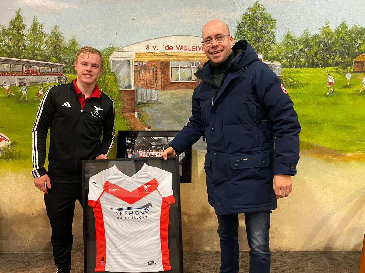 BroeWilleke's tweet photo. Stefan v Kooten ontvangt mooi ingelijst shirt en teamfoto! #nieuwetenues #stefanbedankt 🔴⚪️👌 https://t.co/NgKPOrj0YK