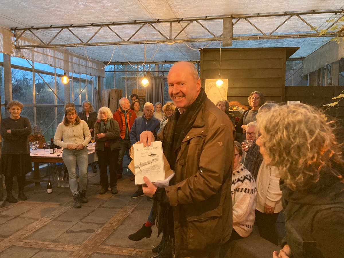 Gefeliciteerd Landje van de boer met jullie 15-jarig jubileum! We gaan lezen in jullie uitgave van Tuinkunst 1838 , hier overhandigd aan de wethouder van Bloemendaal