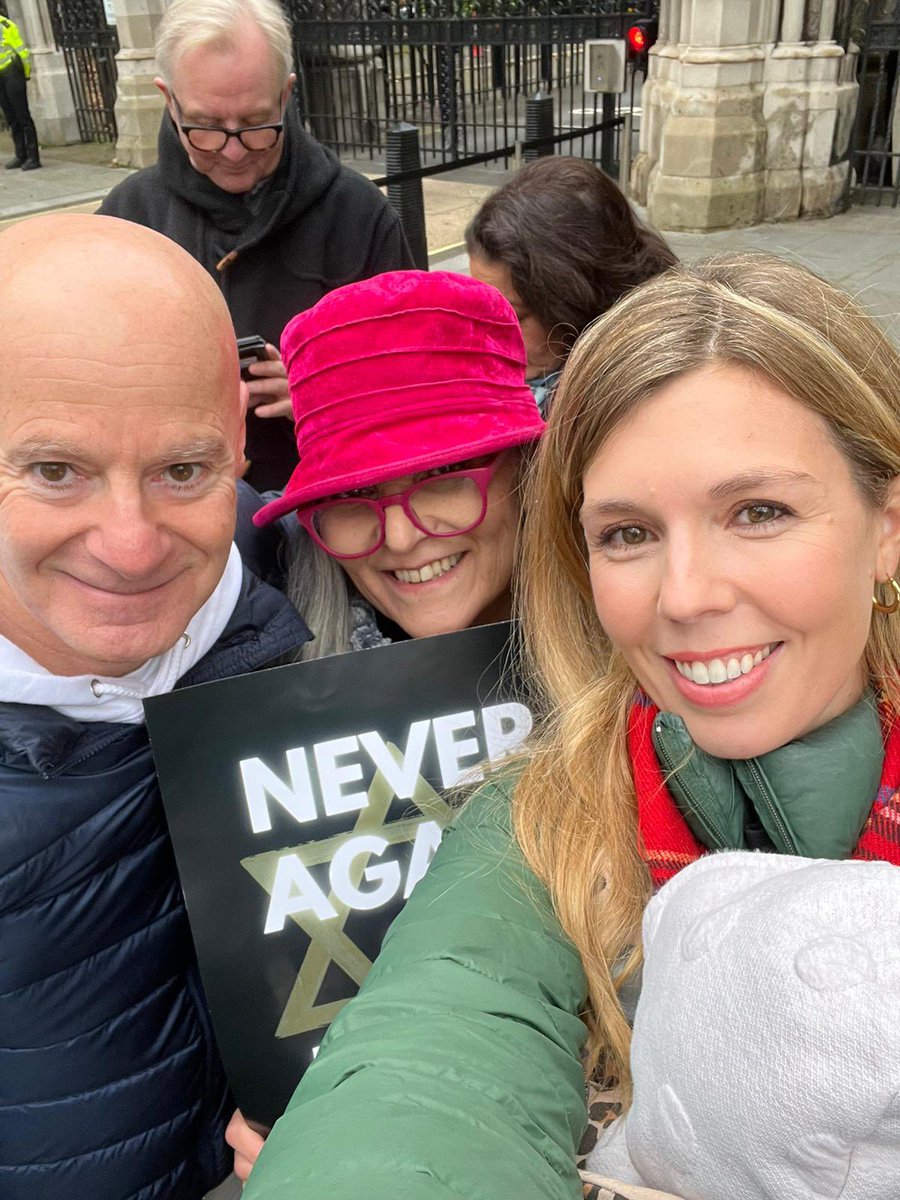 The crowd gathered. Strangers, families, familiar faces. Really great to see @carrielbjohnson and @BorisJohnson Everyone thrilled to see them here in solidarity. Boris doing media interviews in support for the cause + lots of selfie requests. My hat! #MarchAgainstAntisemitism