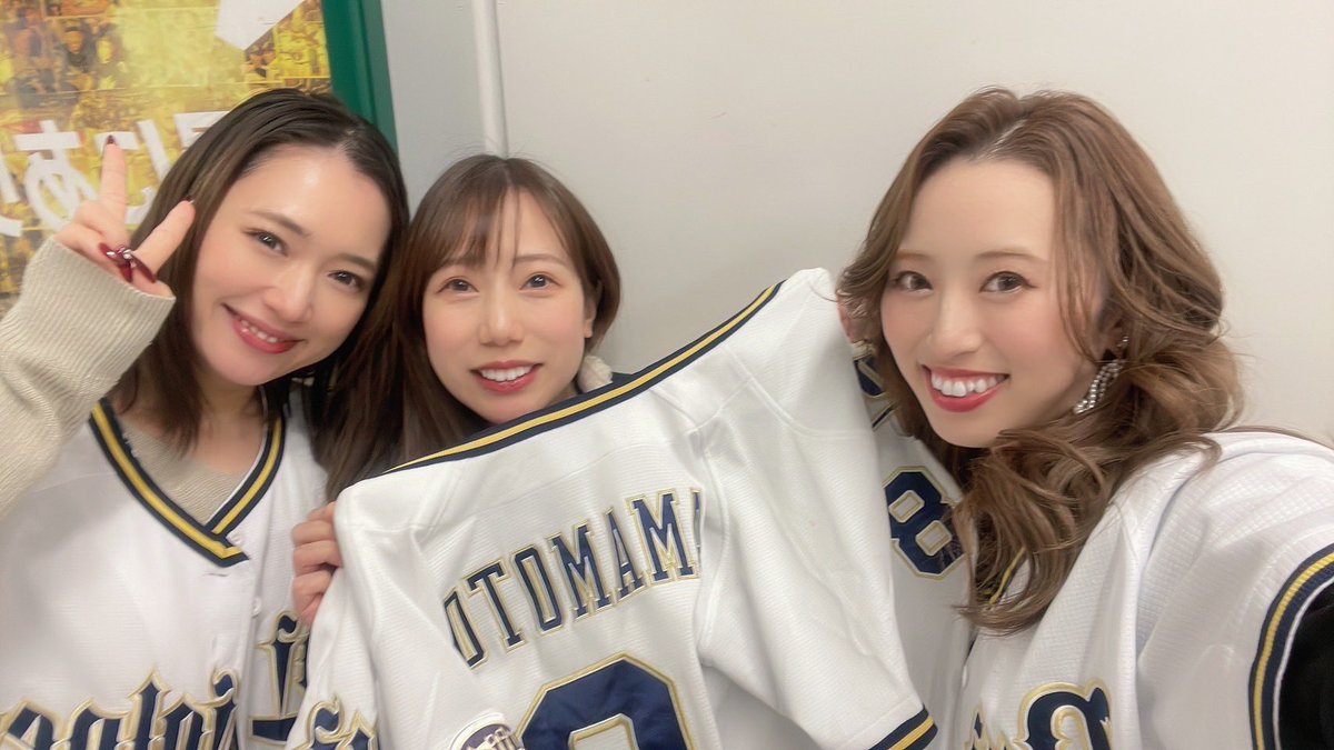 chi_hiro827's tweet photo. 今日は大好きなふたりと⚾️✨

これでほんまに今季最後かって思ったら何回もウルっときたけど、いっぱい笑って最高に楽しい時間でした♥️

改めて今シーズンもありがとう✨

また来シーズンも一緒に観戦いこうね💋

#BsFanFesta2023 #オリックスバファローズ 
#ファンフェスタ https://t.co/n5GqqKr6lb