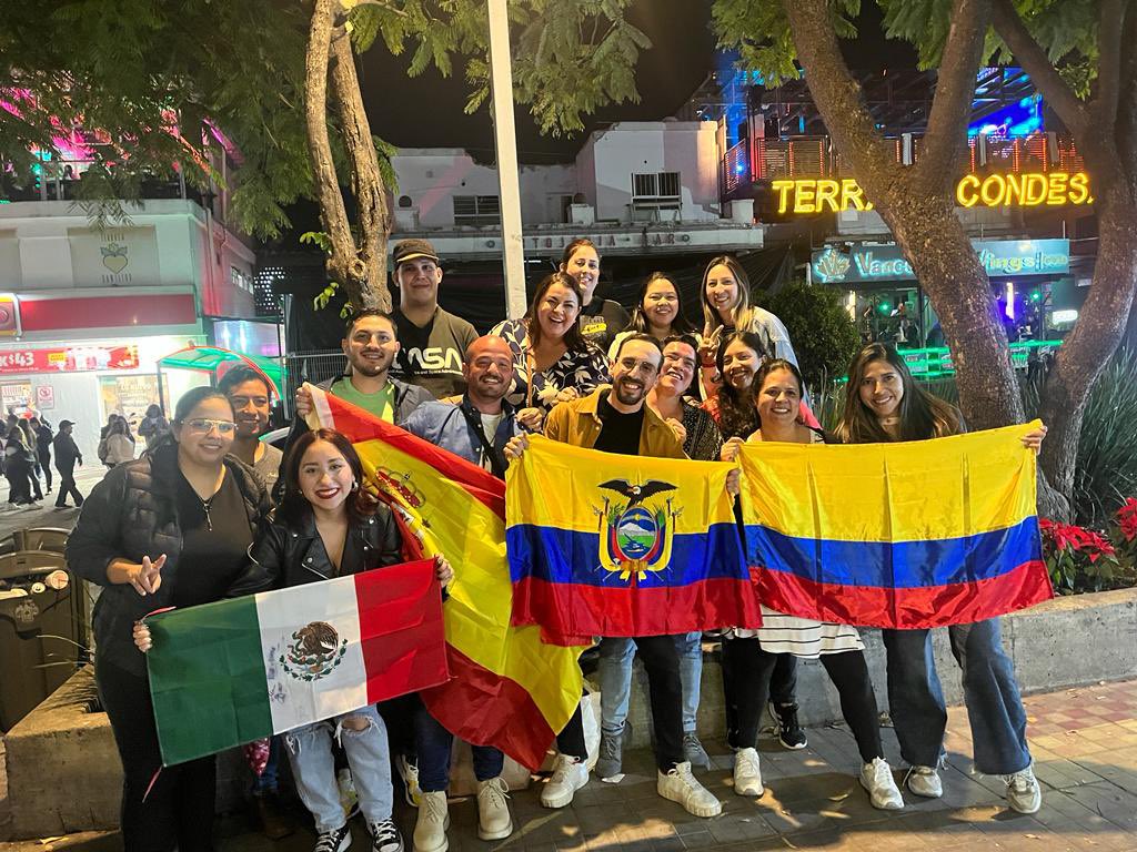 iivonesh's tweet photo. En 2017, se presentaba @DulceMaria en el Metropolitan, a raíz de ahi, creamos un grupo de Whatsapp para apoyar a los extranjeros que visitaban el país, sin pensar que eso daría lugar a una gran familia… nació el #DMWorld, con gente de todos lados y aquí seguimos ❤️🧡💛💚💙💜 https://t.co/znpdLmr6XH