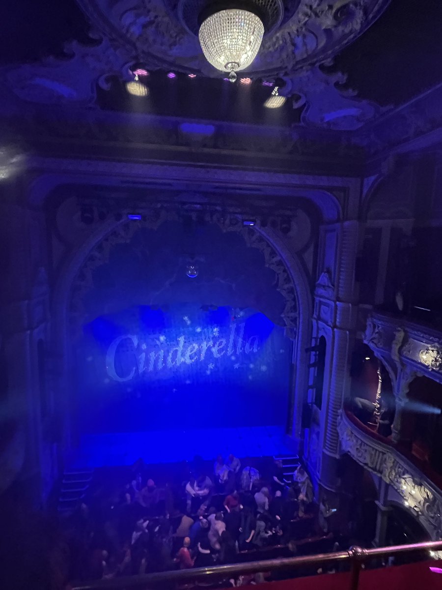 Well the @LyricHammer Panto has done it again! Absolutely loved Cinderella last night - everything a panto should be and more. Congrats to @tonderaimunyevu and all! 🎶Glory glory Hammersmith ♥️
