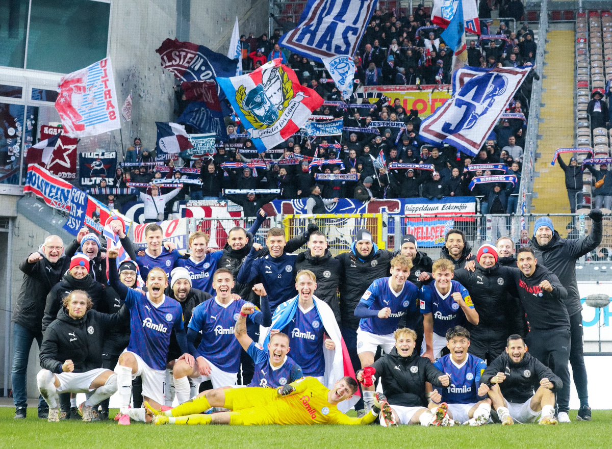 TEAM! 💙🤍❤️

Zum Spielbericht ⏩️ tinyurl.com/BerichtFCKKSV23
_
#FCKKSV #KielAhoi