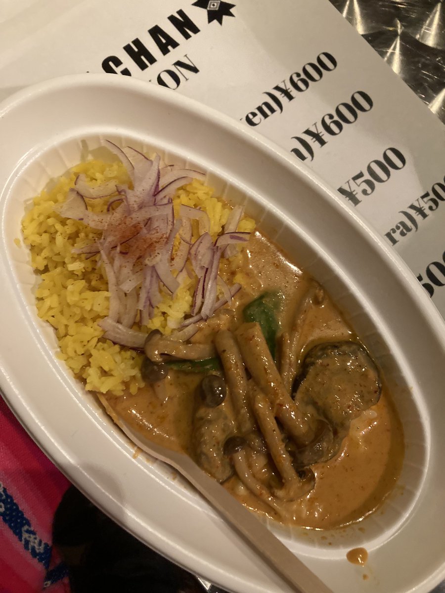 harihariton's tweet photo. 年内ラストのSPYMAKERのLIVE行ってきたよ〜。Rude Connection久々嬉しかった‼プロ客とインドネシア人たちと踊るの楽しすぎたなぁ。ペセタもオークラもよくて帰りたくなかった〜年末感のあるLIVEでした。
凩カレーおいしかった〜辛かった〜ビール飲みたかった😋
#SPYMAKER  #MACHAN https://t.co/i1Mfx3J6YK