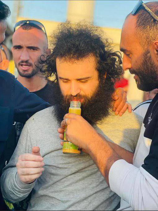 Mehmetali_Onel's tweet photo. İsrailli bu genç hanım tutsak olduğu günlerde gördüğü insanı muamele için müteşekkir görünüyor.

Aynı gün İsrail’in serbest bıraktığı Filistinli bu genç adam ise 11 yıl boyunca kaldığı hücre hapsinde aklını kaçırdı, yakınlarını bile tanıyamıyor.

Kim terörist! 

Hamas mı, İsrail mi!