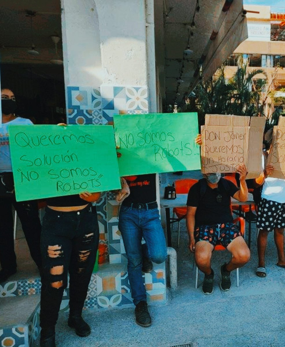 oliver_terrones's tweet image. Trabajadorxs de restaurantes en #Acapulco protestando por horarios laborales que terminan a la 1 o 2 de la mañana en una ciudad sin luz eléctrica y transporte público reestablecidos. Sus carteles dicen: no somos robots. #otis