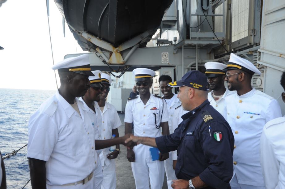 On 21 November, the #OperationAtalanta Force Commander, Rear Admiral Fabrizio Rutteri, hosted a Somali Navy and Coast Guard delegation on board #EUNAVFOR flagship, 🇮🇹 ITS #DELAPENNE. (1/2)

#MoreThanShips