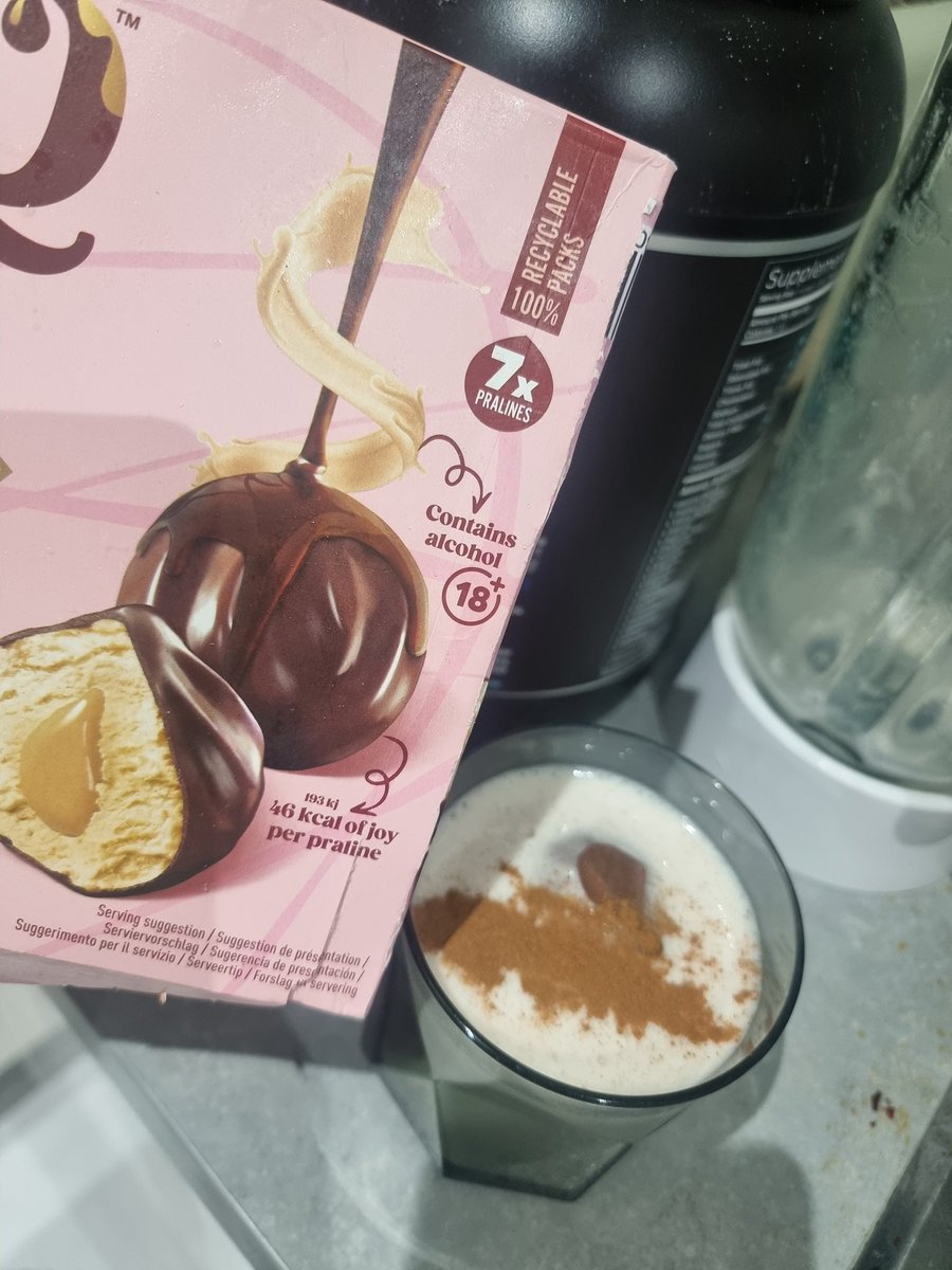 bearienzo's tweet photo. Okay okay okay... esta combinación está del más allá @SaschaFitness whey protein + ice @BaileysOfficial praline 😍😋 + cinnamon ♥️  pure joy https://t.co/h7dERFU2nt