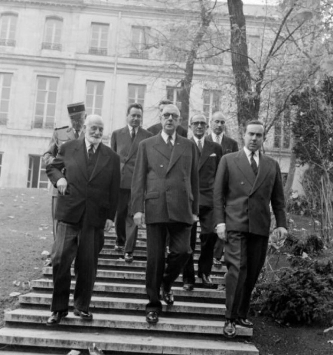 ' Le service de l'État ' par le Général De Gaulle
#penserlafrance - Général #DeGaulle - #RenéCassin - #micheldebre
politique-actu.com/dossier/servic…