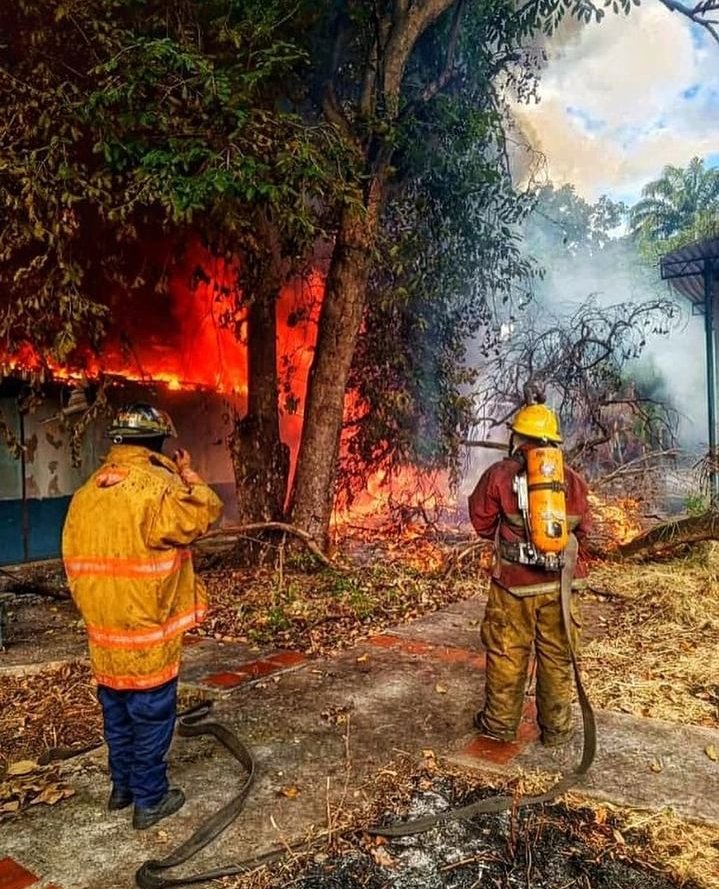 El departamento de física de la #UPEL Maracay, cada día la universidad es más golpeada por quiénes no aprueban el presupuesto justo para el mantenimiento de nuestra casa de estudio. 

Aulas en ruinas y quemadas intentan acabar con nuestros sueños, pero seguiremos de pie.