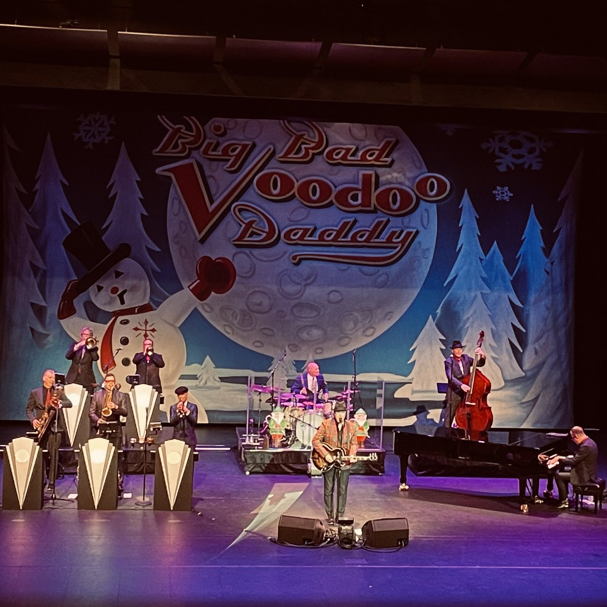 BBVD's tweet image. Livermore, what a perfect way to kick off the holiday season!! 🎄🎉

#bbvdtour #holidaymusic #livermore #swingmusic #christmas
