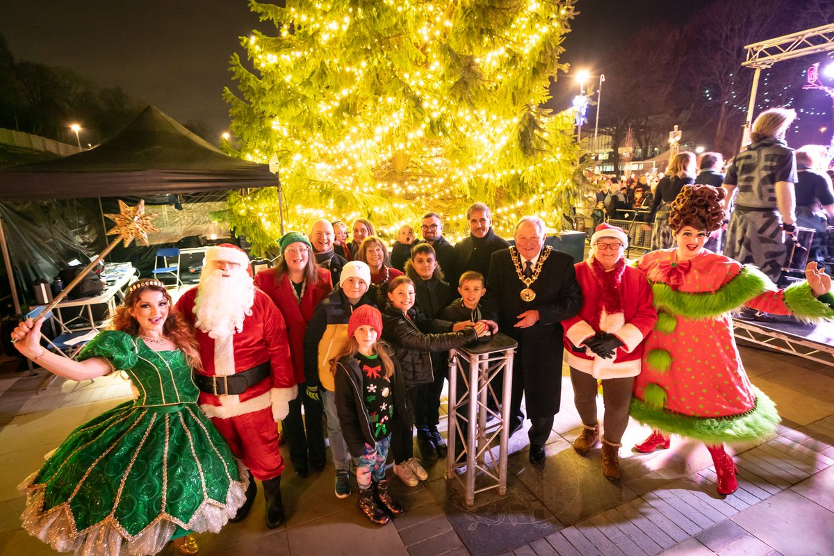 The countdown to #Christmas officially began in #Rochdale tonight with the lights switch-on and #IgniteFireFestival 🔥 An amazing weekend. Thanks to everyone for your support 🎅 #RochdaleXmas