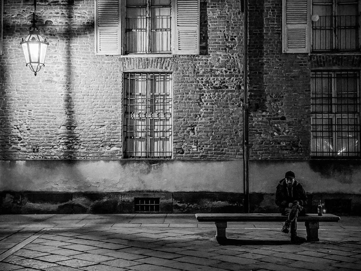 insan “hiç bir şey” ile gelir, “her şeyin” peşine düşer ve her şeyi bırakarak “hiç bir şeyle” gider.

biz buna “yaşamak” deriz, siz ise “anı yaşa mutlu ol” soytarılıklarıyla kendinizi kandırırsınız…
.