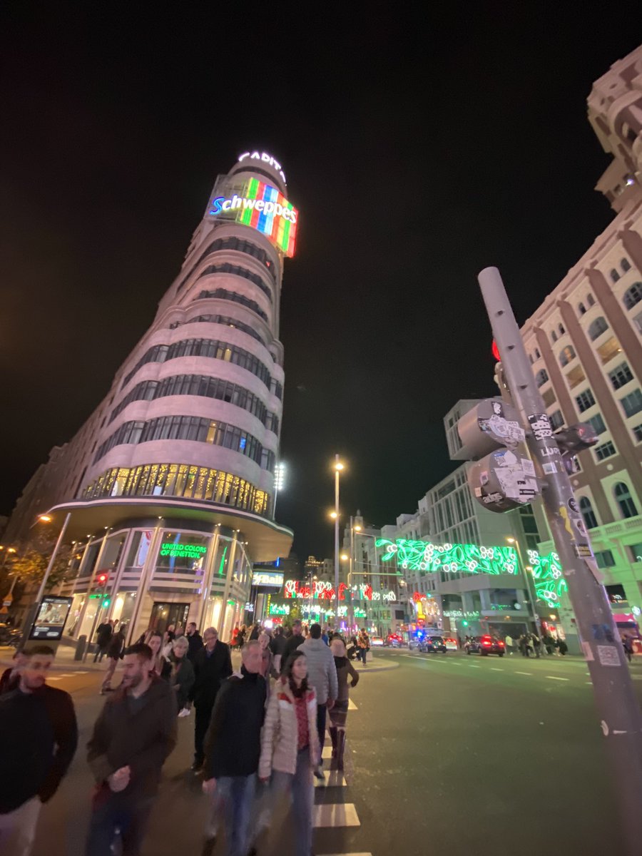 lvelezl's tweet photo. Me doy cuenta estando aquí en España, que mis navidades de niño eran muy parecidas a cómo se celebran en España, la Iluminacion en las calles, los negocios adornados y el ambiente en general. Ahora en México todo es diferente, cambio mucho y para mal https://t.co/SDbbzCDbTk