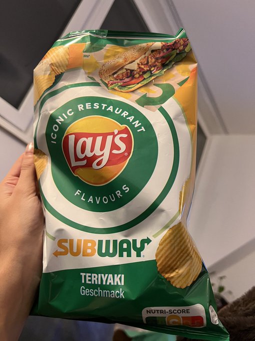 haven&rsquo;t had chicken flavoured chips in ages but these are ok https://t.co/3G52RswZNh