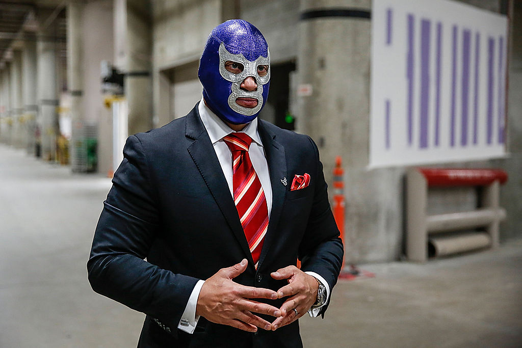 53gaDr3amca5t's tweet image. Luchadores wearing a very nice suit while still in their mask is such a divine look