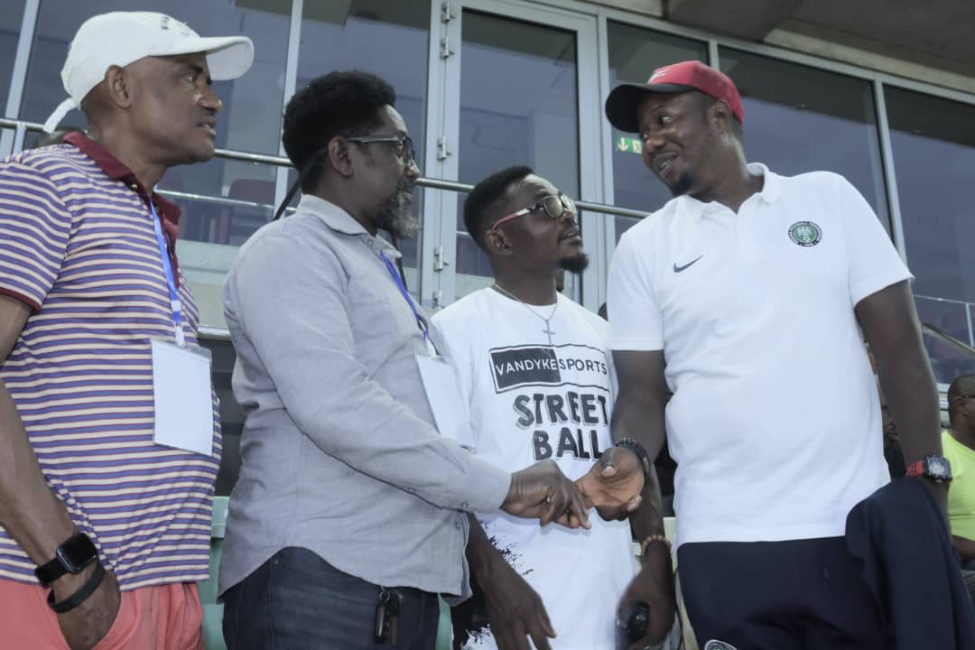 Ikwerreman's tweet photo. Nice to catch up with former @NGSuperEagles winger, @finidisports, Rivers State Sports Commissioner, Chris Green and coach @yemastarcoach at the Nest of Champions Uyo. @RiversUnitedFC v APC Lobito.
Game number 1112
#Project2000Games https://t.co/eKRaffV4Zo