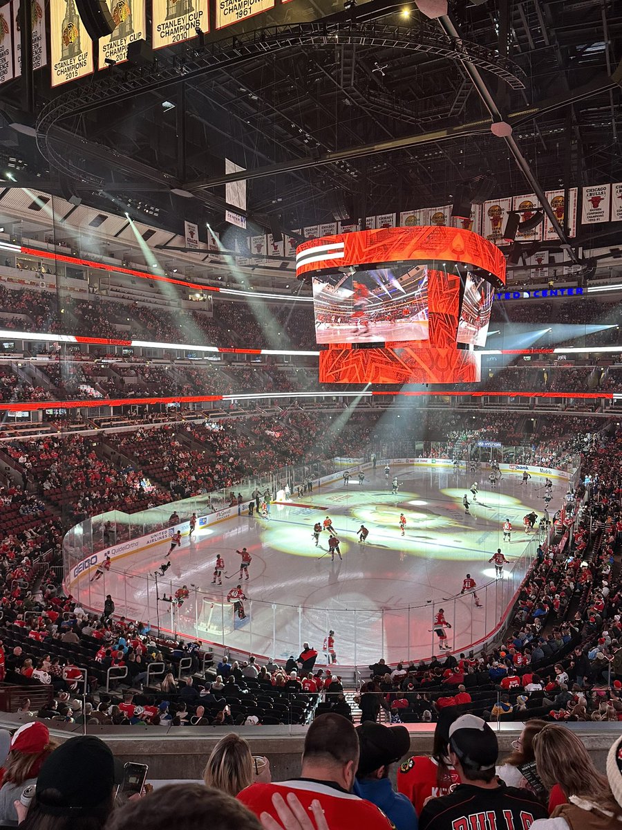 Kicking off #RSNA2023 the only way I know how… HOCKEY! 

It counts as work if you bring a mentor the game, right @SarahLewisUSYD ?!