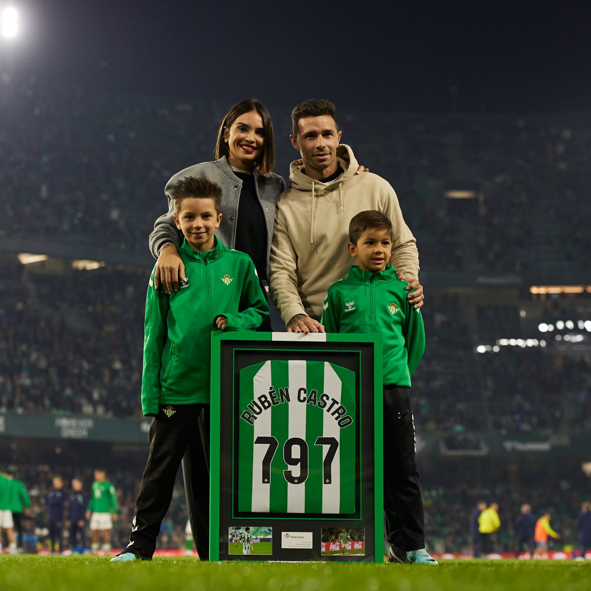 RealBetis_en's tweet photo. ⚽🦈🔥

The legendary Rubén Castro, #RealBetis top-scorer of all time, returned home today!

Great to see you, Rubo! https://t.co/li8xiXYkll