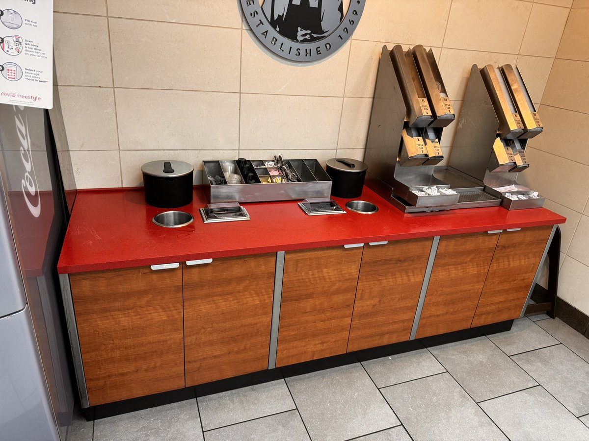 JaySynn07's tweet photo. Yo @Wendys you might be killing it on social media but staff sucks. Had to clean our own table, thrown a tub of ketchup packs and napkins on the counter when I asked for some because the lobby was empty and even after that they still didn’t fill. Not even busy, dining area is sad https://t.co/Mdzf6bSf2l