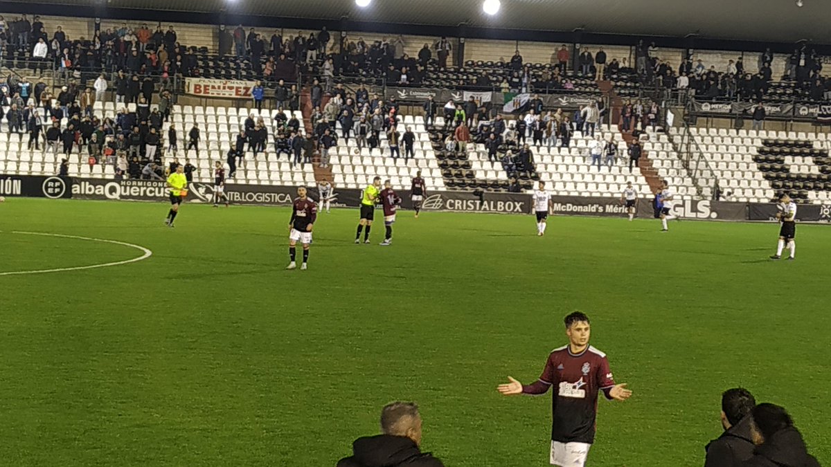 MeridaDeportes2's tweet photo. @Merida_AD @recreoficial Final en El Romano en un partido que ha complicado el árbitro con sus decisiones finales y donde el Mérida ha presentado mucha mejor imagen.

96⏱️
@Merida_AD 0
@recreoficial 0
#VamosMerida 
#UnRomanoNuncaSeRinde https://t.co/01vx1Banji