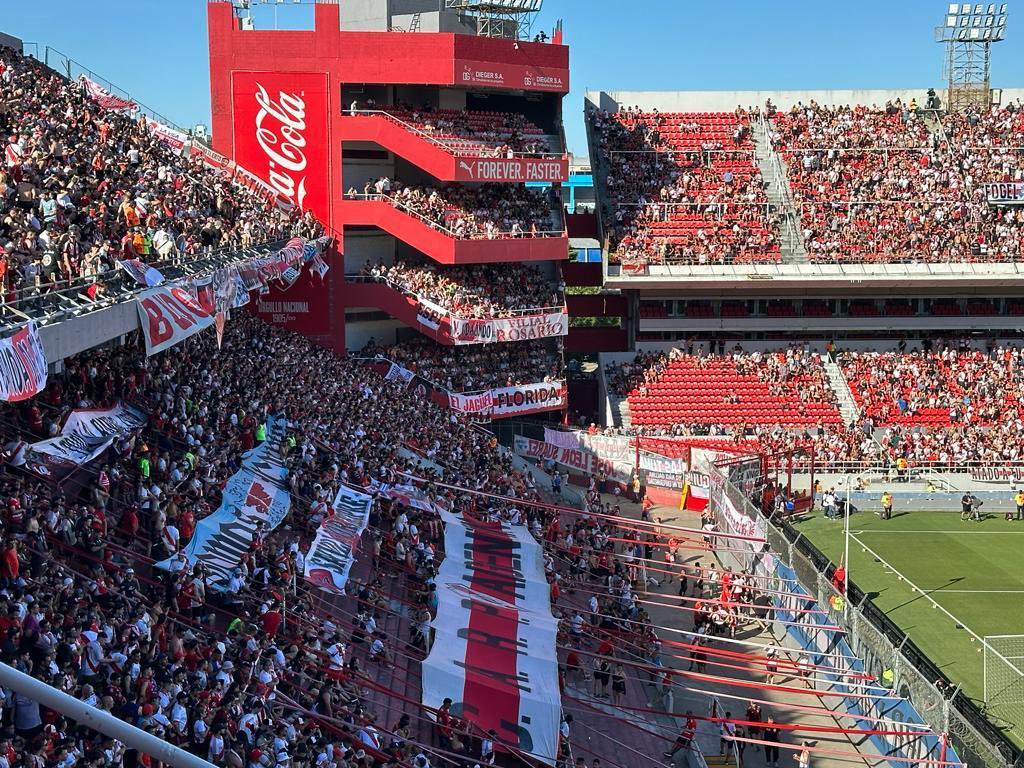 ✅Si River juega de local en cancha de Independiente: entra la barra.

❌Si juega en el Monumental: NO puede entrar.

¿Existe una medida más ridícula?