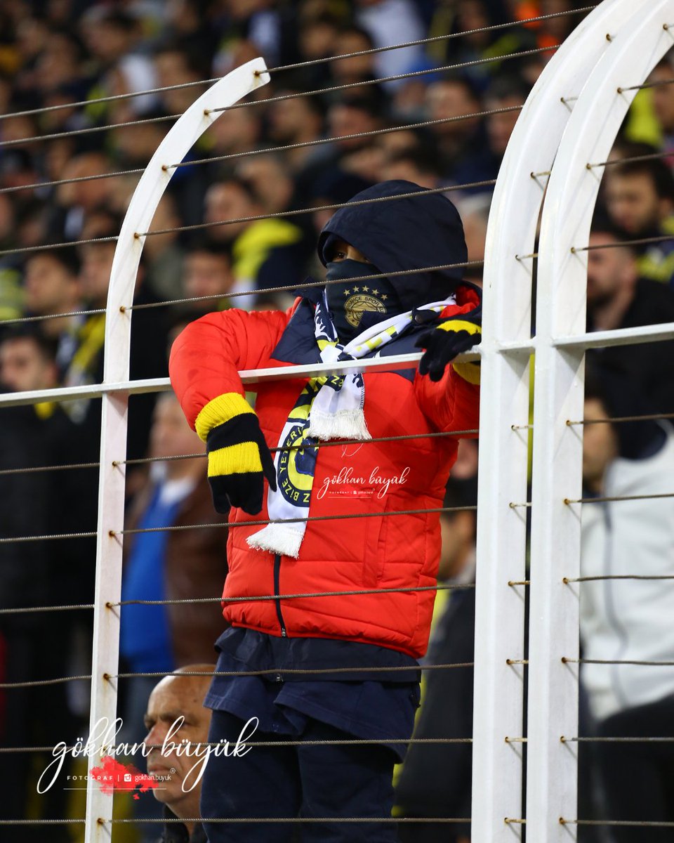 Gokhanbuyuk6's tweet photo. Fenerbahçe'nin galibiyeti en çok da buz gibi havada takımını destekleyen minik yüreklerin hakkıydın. Yürek ısıtan kareler...❤️💯 📸
Fenerbahçe - Karagümrük
.
.
.
.
.
.
.
#fb #fbvsfkg #Fenerbahçe #sarı #laciver #photo #FBVFKG Tadic Penaltı İsail Kartal Hüseyin Göçek Yekta https://t.co/7W9Aj998PW