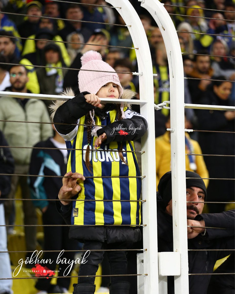 Gokhanbuyuk6's tweet photo. Fenerbahçe'nin galibiyeti en çok da buz gibi havada takımını destekleyen minik yüreklerin hakkıydın. Yürek ısıtan kareler...❤️💯 📸
Fenerbahçe - Karagümrük
.
.
.
.
.
.
.
#fb #fbvsfkg #Fenerbahçe #sarı #laciver #photo #FBVFKG Tadic Penaltı İsail Kartal Hüseyin Göçek Yekta https://t.co/7W9Aj998PW