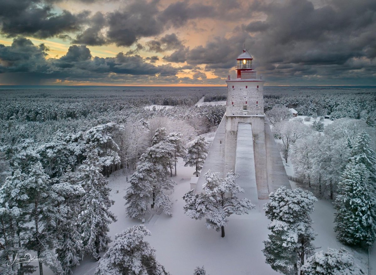 martenkokk's tweet photo. Kõpu Lighthouse on the Estonian 🇪🇪island of Hiiumaa. It is one of the oldest lighthouses in the world having been in continuous use since its completion in 1531. https://t.co/JMb7ZlUNtH