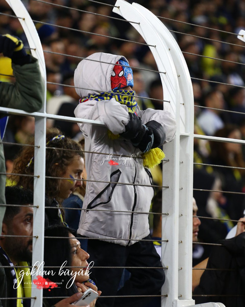 Gokhanbuyuk6's tweet photo. Fenerbahçe'nin galibiyeti en çok da buz gibi havada takımını destekleyen minik yüreklerin hakkıydın. Yürek ısıtan kareler...❤️💯 📸
Fenerbahçe - Karagümrük
.
.
.
.
.
.
.
#fb #fbvsfkg #Fenerbahçe #sarı #laciver #photo #FBVFKG Tadic Penaltı İsail Kartal Hüseyin Göçek Yekta https://t.co/7W9Aj998PW